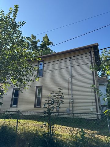 913 VINE Street, Davenport, IA 52804