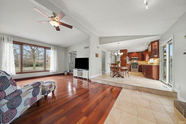 55633 Blue Jay Drive, South Bend, IN 46619