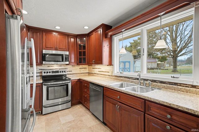 55633 Blue Jay Drive, South Bend, IN 46619