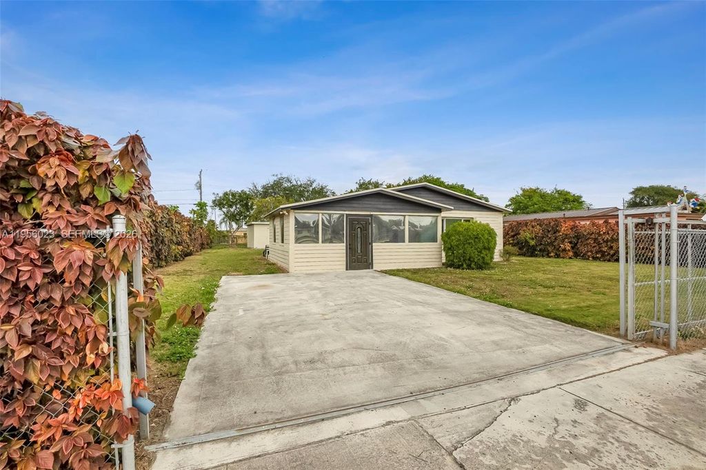 Image 2 of property listing at 746 NW 3rd St, Florida City, FL 33034