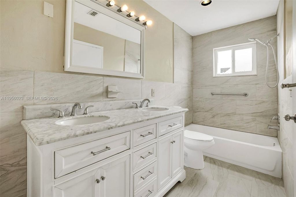 Image 23 of property listing at 746 NW 3rd St, Florida City, FL 33034