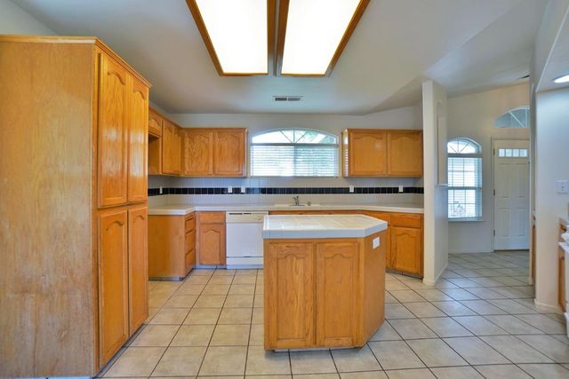 950 Geneva Drive, Lemoore, CA 93245