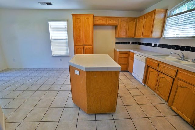 950 Geneva Drive, Lemoore, CA 93245