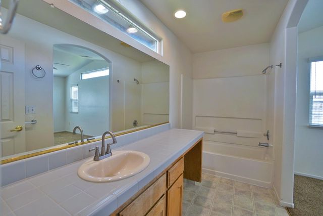 950 Geneva Drive, Lemoore, CA 93245