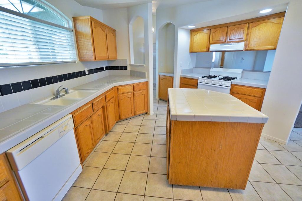 Image 12 of property listing at 950 Geneva Drive, Lemoore, CA 93245