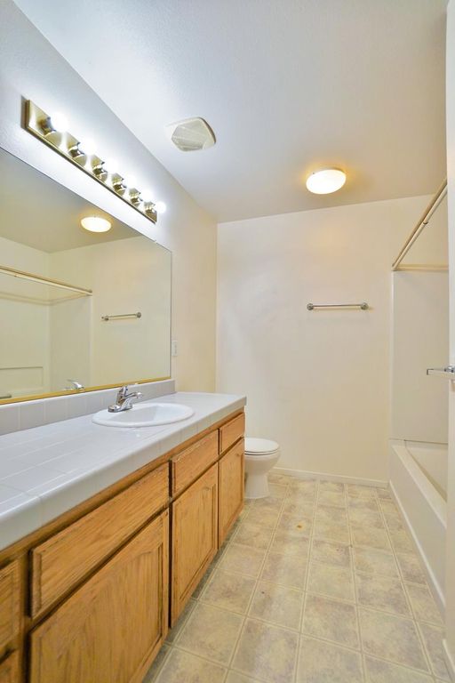 Image 21 of property listing at 950 Geneva Drive, Lemoore, CA 93245