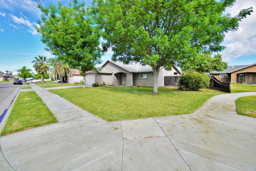 Image 3 of property listing at 950 Geneva Drive, Lemoore, CA 93245
