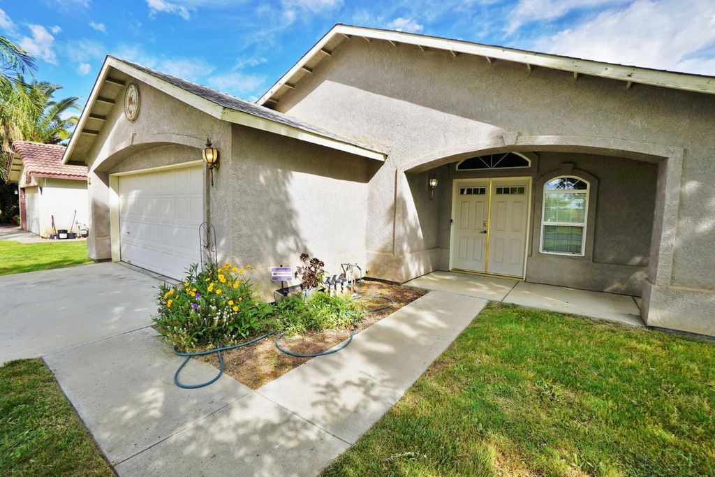 Image 4 of property listing at 950 Geneva Drive, Lemoore, CA 93245