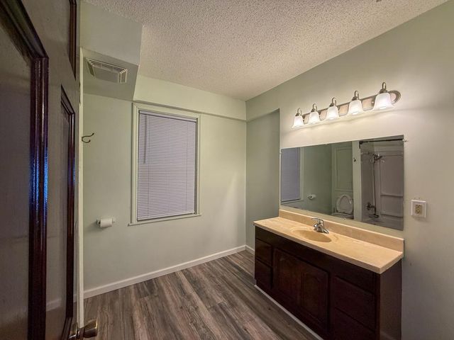 904 Jessamine Avenue E, Saint Paul, MN 55106