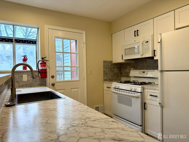 384 Inwood Court, Franklin, NJ 08873