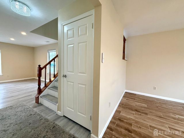 384 Inwood Court, Franklin, NJ 08873