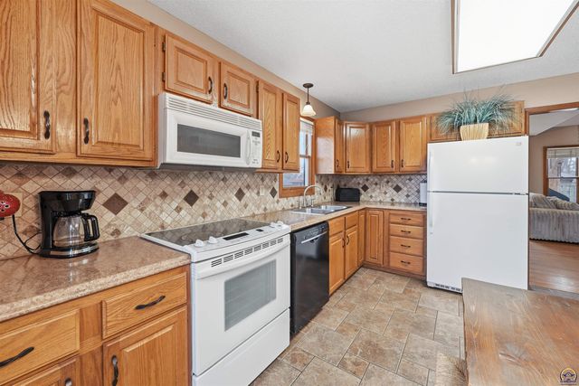 3911 SW 38th LN, Topeka, KS 66610