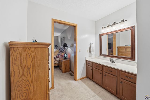 3911 SW 38th LN, Topeka, KS 66610