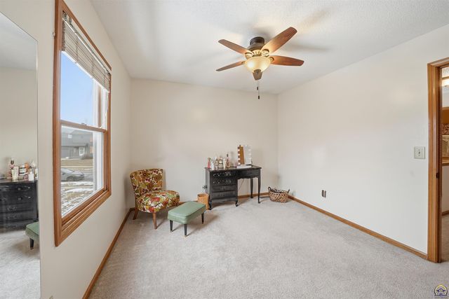 3911 SW 38th LN, Topeka, KS 66610