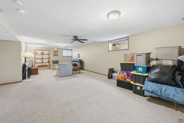 3911 SW 38th LN, Topeka, KS 66610