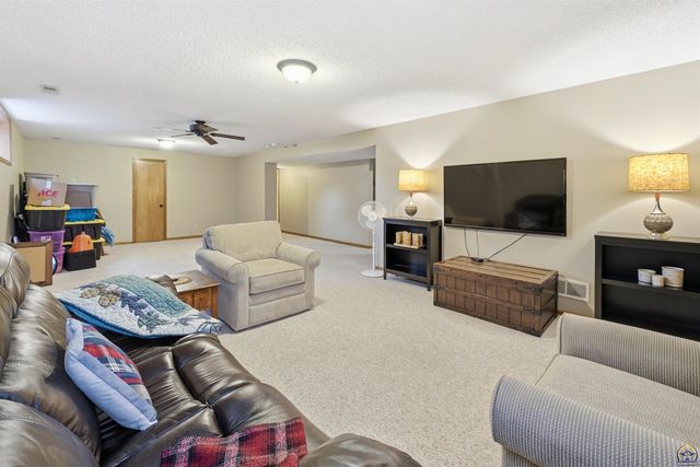 3911 SW 38th LN, Topeka, KS 66610