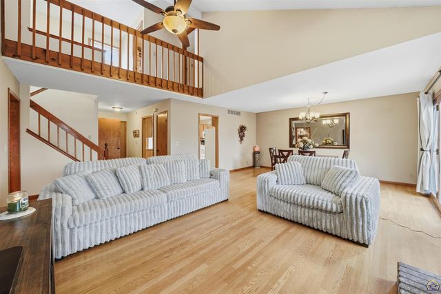 3911 SW 38th LN, Topeka, KS 66610