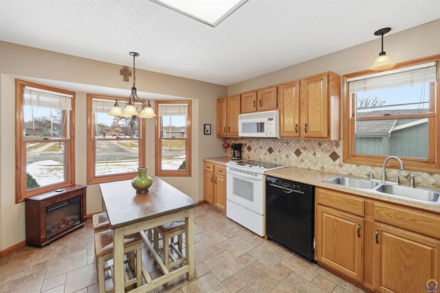 3911 SW 38th LN, Topeka, KS 66610