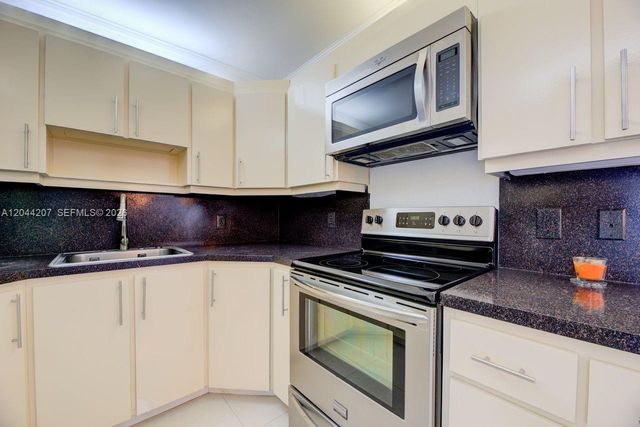 2500 NE 135th St C1011, North Miami, FL 33181