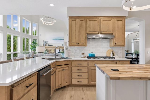 6815 Ruby Lane, Chanhassen, MN 55317