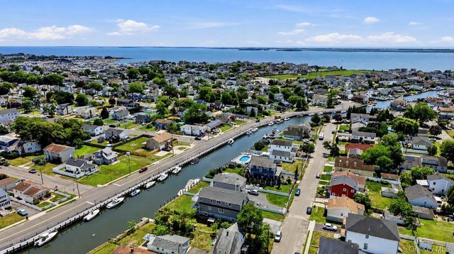 762 Pecan Street, Lindenhurst, NY 11757