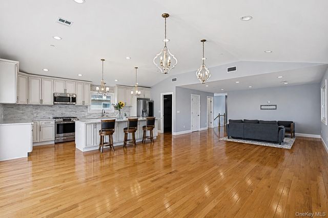 762 Pecan Street, Lindenhurst, NY 11757