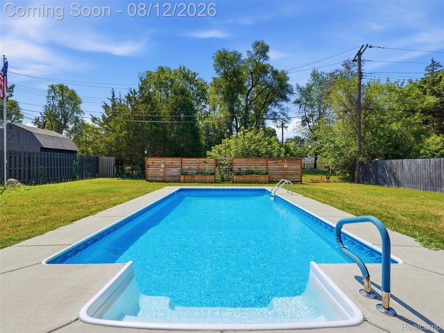 1640 Beverly Boulevard, Walled Lake, MI 48390