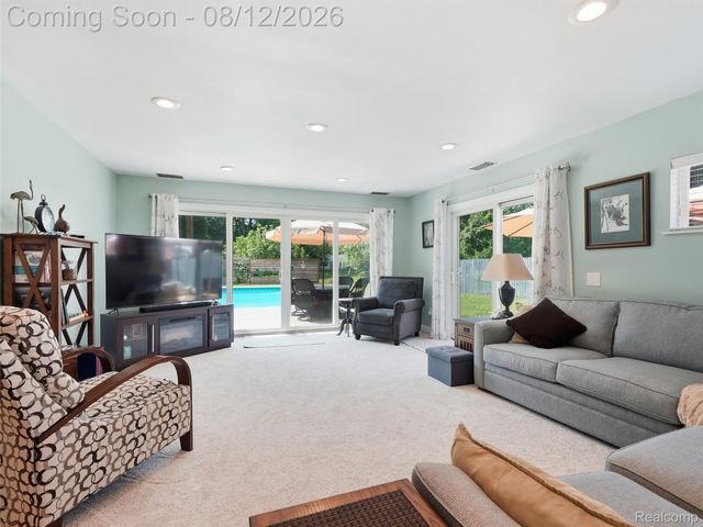 1640 Beverly Boulevard, Walled Lake, MI 48390
