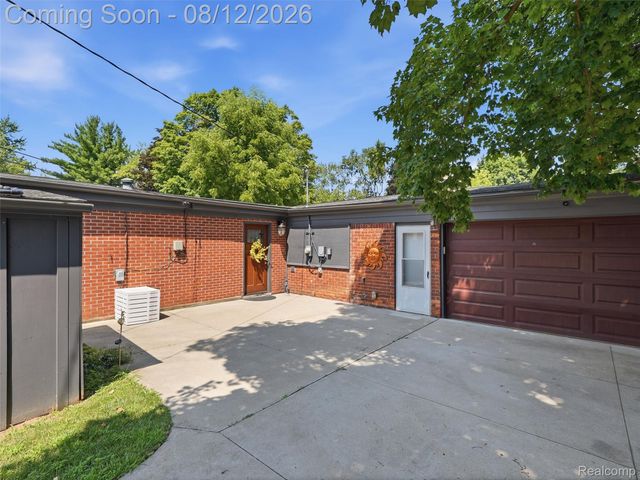 1640 Beverly Boulevard, Walled Lake, MI 48390