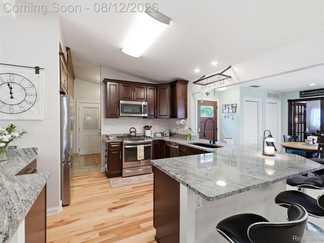 1640 Beverly Boulevard, Walled Lake, MI 48390