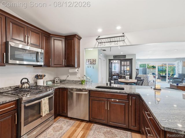 1640 Beverly Boulevard, Walled Lake, MI 48390
