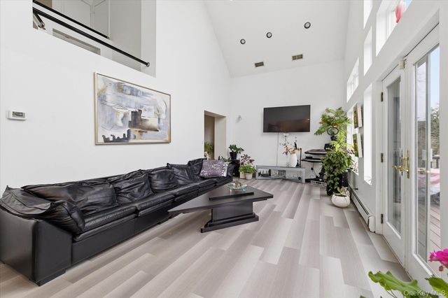 34 Reyam Road, Lynbrook, NY 11563