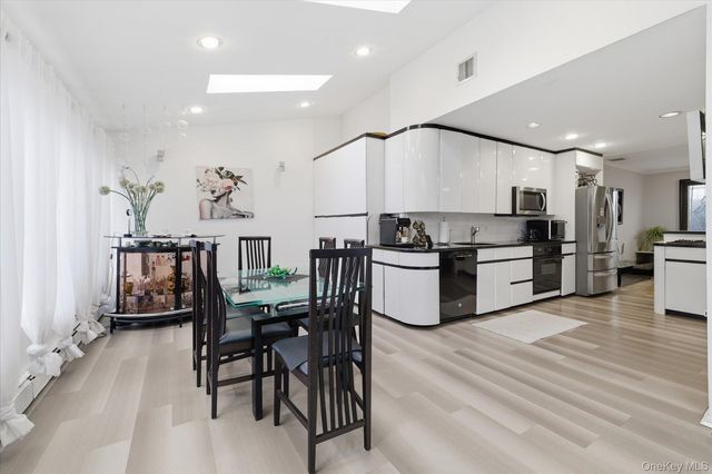 34 Reyam Road, Lynbrook, NY 11563