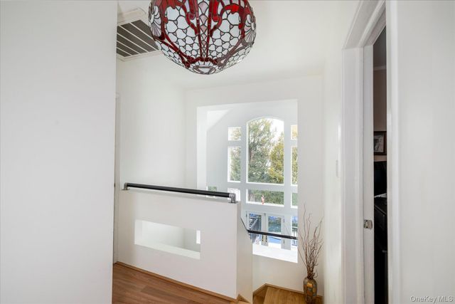 34 Reyam Road, Lynbrook, NY 11563