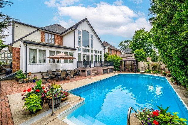 34 Reyam Road, Lynbrook, NY 11563