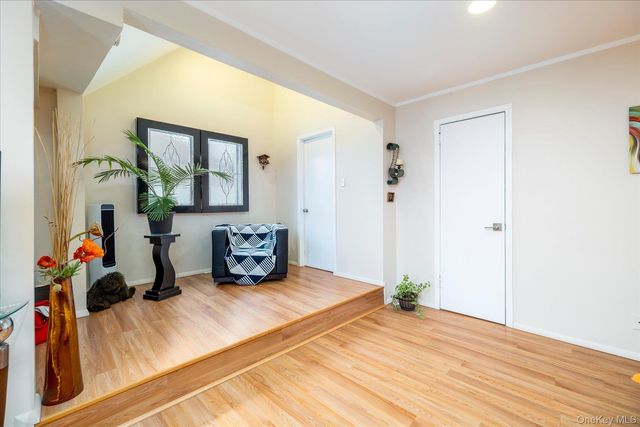 34 Reyam Road, Lynbrook, NY 11563