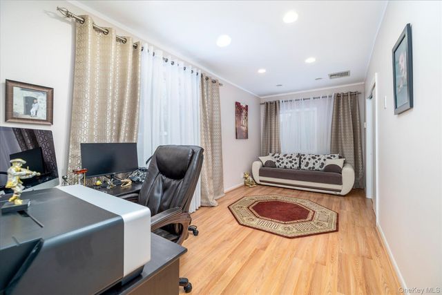 34 Reyam Road, Lynbrook, NY 11563