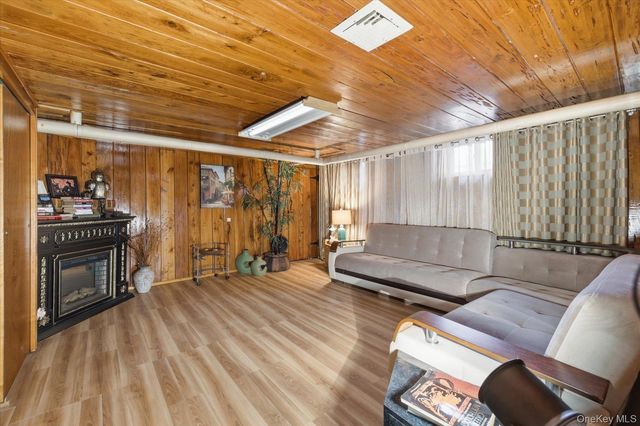 34 Reyam Road, Lynbrook, NY 11563