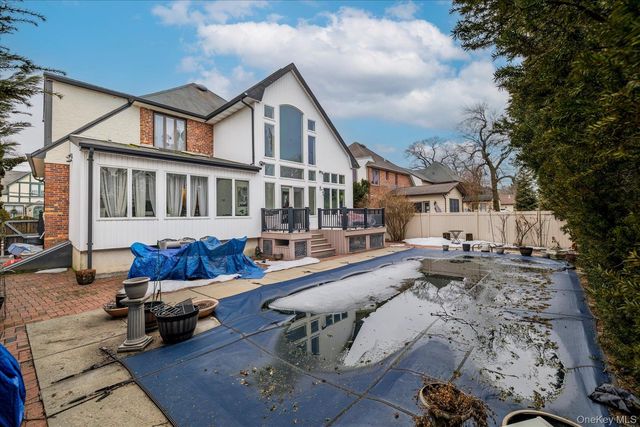 34 Reyam Road, Lynbrook, NY 11563