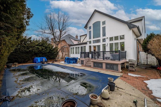 34 Reyam Road, Lynbrook, NY 11563