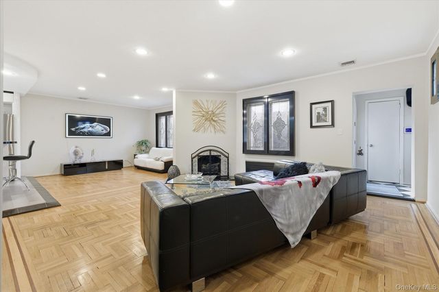 34 Reyam Road, Lynbrook, NY 11563