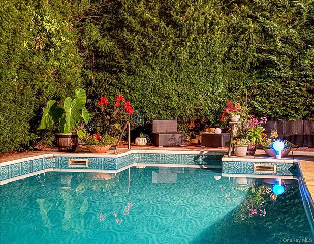 34 Reyam Road, Lynbrook, NY 11563