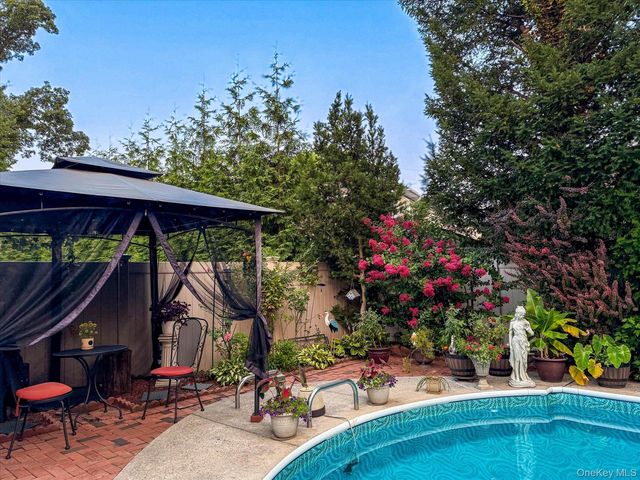 34 Reyam Road, Lynbrook, NY 11563