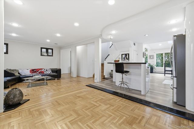 34 Reyam Road, Lynbrook, NY 11563