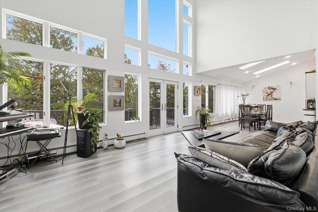 34 Reyam Road, Lynbrook, NY 11563