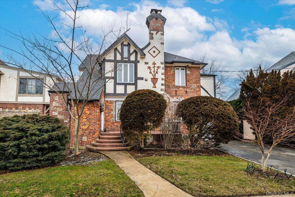 34 Reyam Road, Lynbrook, NY 11563