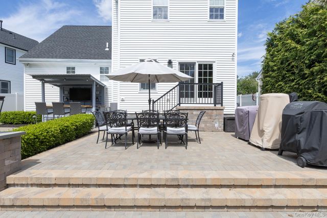 11 Coventry Lane, Smithtown, NY 11787
