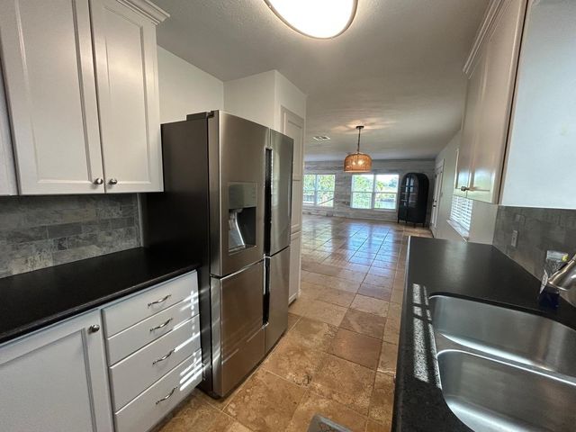 8445 Delesandri Road, Hitchcock, TX 77563
