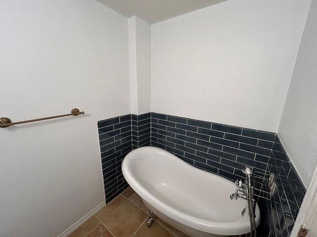 8445 Delesandri Road, Hitchcock, TX 77563