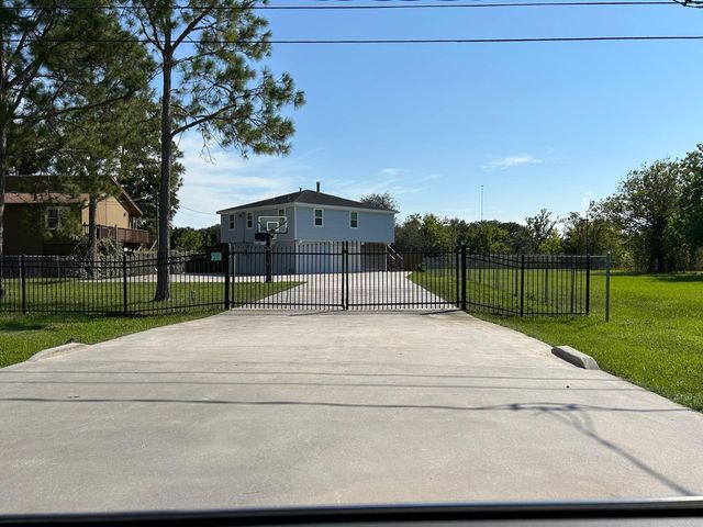 8445 Delesandri Road, Hitchcock, TX 77563